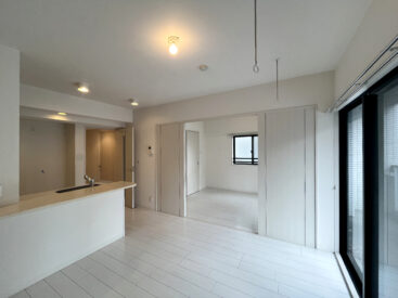 10.2帖のLDK。白くすっきりとした内装。