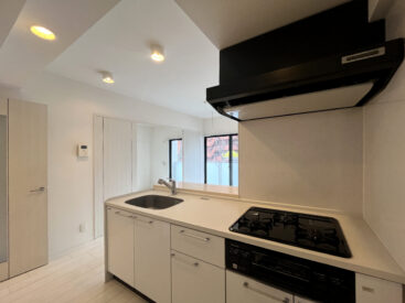 キッチンまで白く爽やかに。