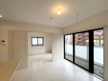 窓は南向き。晴れた日は温かい日差しが入ります。