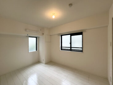 玄関横の6帖。静かな一室です。