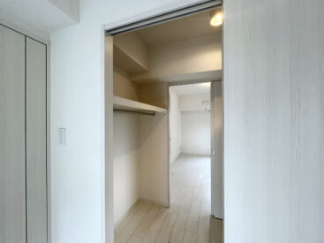 5.5帖と6帖を繋ぐあいだにあるウォークインクローゼット。