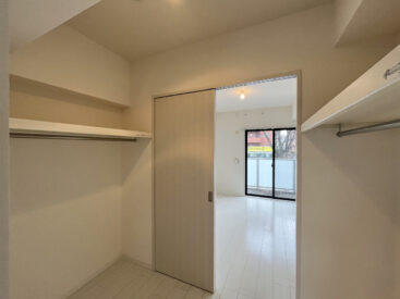 左右に衣服がたっぷりとかけられます。