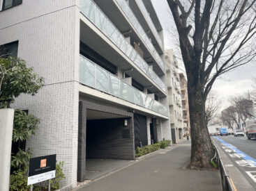 甲州街道沿いに建つマンション。オートロック完備です。