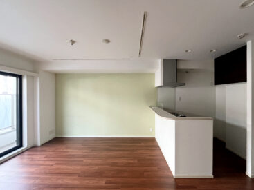 みどりの壁紙が、部屋じゅうを爽やかな印象に。