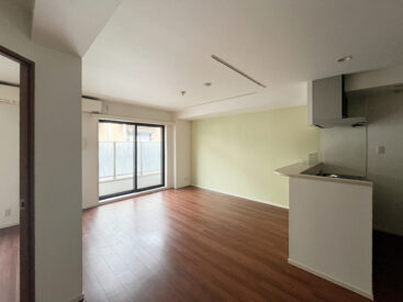 北向きなので日差しは控えめ。雨の日は電気が必要かも。