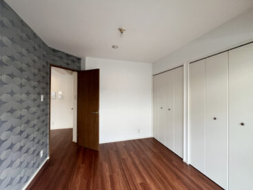 モダンな壁紙が落ちついた寝室になります。