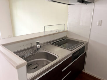 キッチンはIHコンロ。まな板を置くスペースは狭めです。