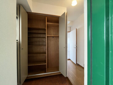 玄関からその豊かな広さが伺えます。シューズボックスもたっぷりと。