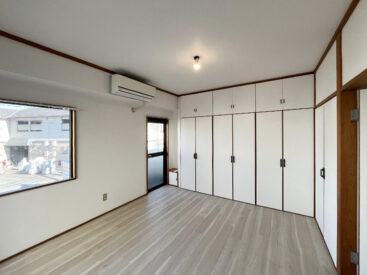 2階には7帖の部屋。ずらりと観音開きの収納。