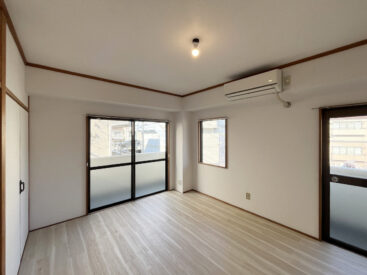 エアコン、窓、バルコニーもあり、快適に過ごせる一室。