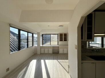 L字の窓からたっぷりの日差しが入るLDK。