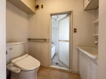 オープンなトイレのある、洗面脱衣所。