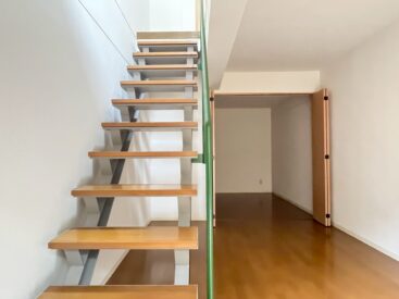 圧迫感のない階段。植物を置くのもよさそう。