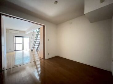 1Fは8.8帖の寝室に、奥のサービスルームは5.3帖。