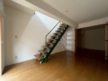 サービスルームは窓がないので陰影があります。