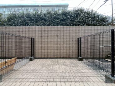 隣家との間はフェンスなので目隠しの工夫をするとよさそう。