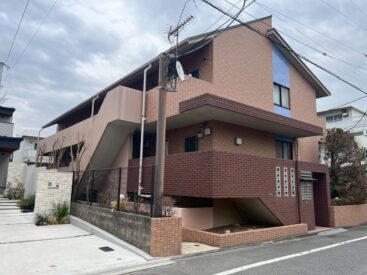 建物外観。周りは静かな住宅街です。