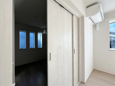 ふたつの部屋はスライドドアで仕切りも。