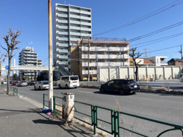 環状八号線は建物一列の先に。コンビニが近くあります。