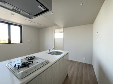 白いキッチンが内装に合っています。