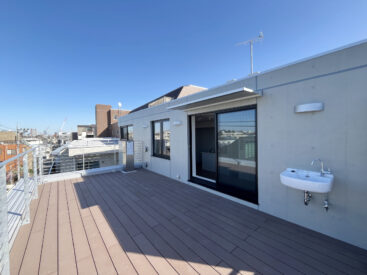 風をたっぷり感じる、広いルーフバルコニー。