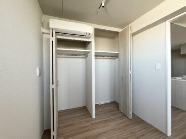 服が掛けられるクローゼットが壁面に。