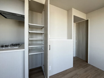 LDKの収納とニッチ。隠したいものと見せたい置物に。