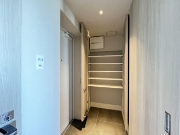 玄関にはたっぷりの靴箱。