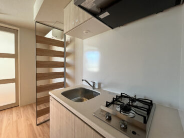 木目のルーバーがキッチンの仕切りに。