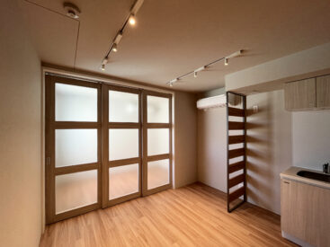 抜け感のあるスライドドアが空間の仕切り。