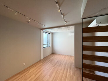 北向きなので日当たりは控えめ。内装と合っているかも。