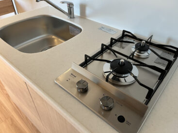 コンロのツマミがクール。調理スペースは狭めです。