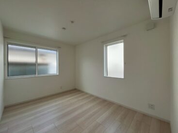 寝室も2面採光。