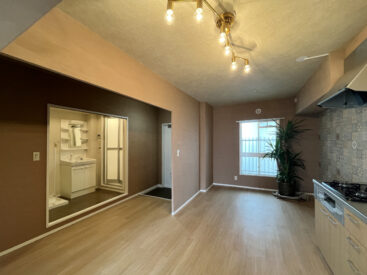 LDKは10帖の広さ。仕切りが少なく開放感もあります。