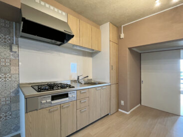 木目調の新設されたキッチン。