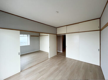 グレーの壁紙に、白い扉、巾木や長押の温かみある木の風合い。