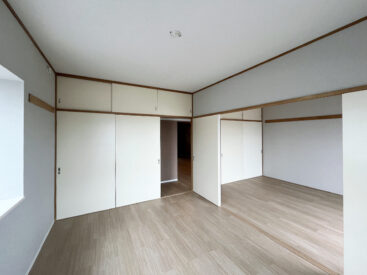 白い扉は押し入れタイプの収納です。