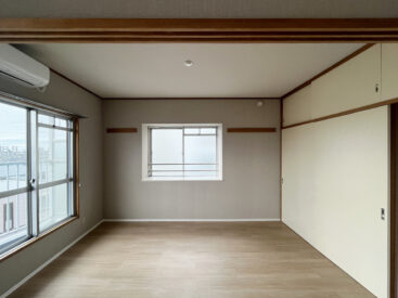 窓はバルコニー側が南。出窓は