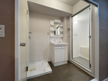 洗面脱衣所はオープンな形。カーテンやついたてで目隠しを。