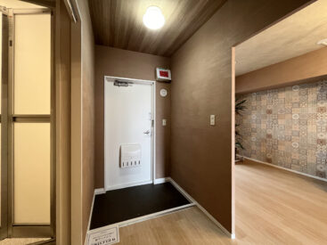 玄関は落ち着いたブラウンの色。靴箱はお好きなものをセットして。