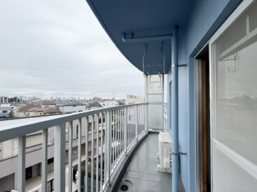 バルコニーは南に。二部屋分の長いバルコニーです。