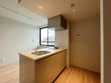 白と木目のデザインでできたキッチン。