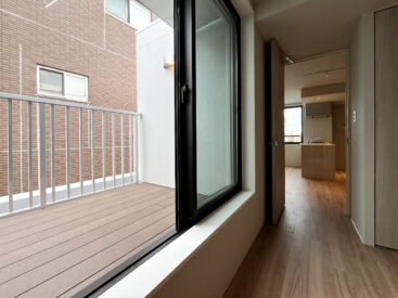 ウッドデッキのようなバルコニーにうっとり。