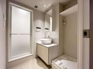 新品のきれいさが伝わる洗面脱衣所。