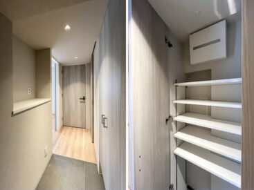 ポーチのある玄関。靴箱もたっぷりと。