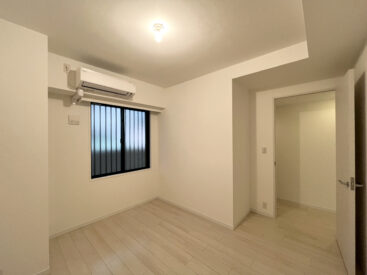 玄関横の6帖の一室。