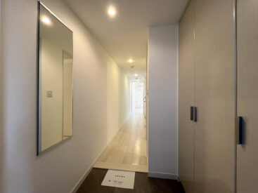 すっきりとした印象の玄関。