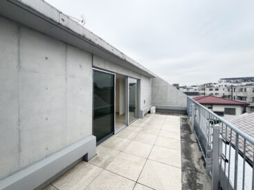 外を身体いっぱいに感じられる広いルーフバルコニー。