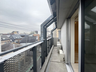 北東側にもバルコニーがあります。