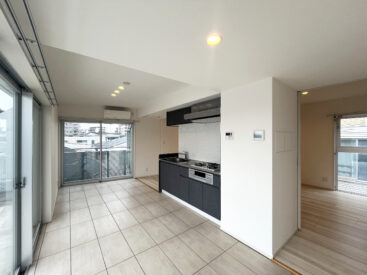 仕切りのない、ぐるりと回遊できる間取り。